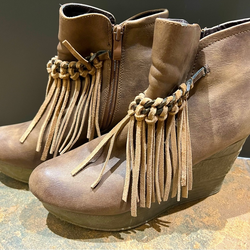 Womens Wedge Bootie with Fringe Size 9